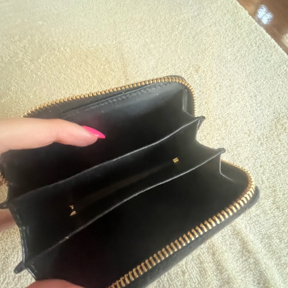 Black Gucci purse and matching gucci wallet used only a handful of times! - Picture 4 of 16